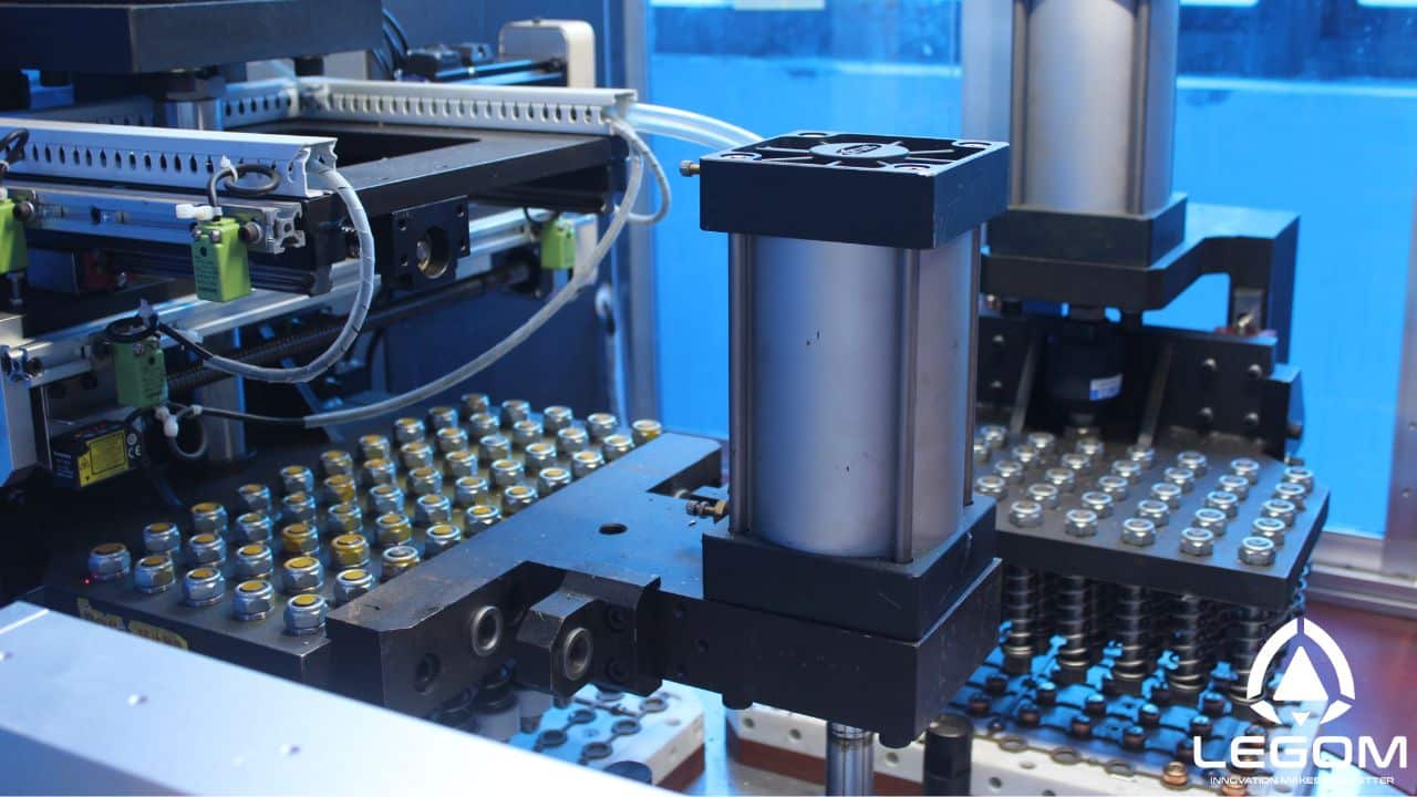 Automated vibratory feeder sorting wax thermostatic element components at Legom
